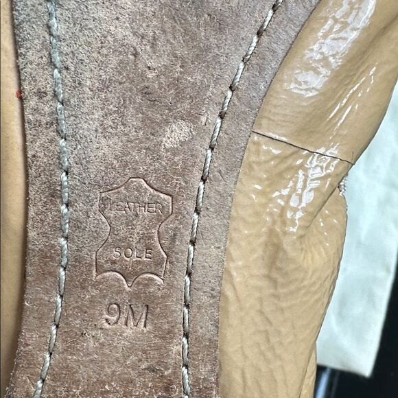 Tory Burch shoes Tan Patent Leather Ballet Flats Women’s Size 9 Logo Medallion - Picture 5 of 7